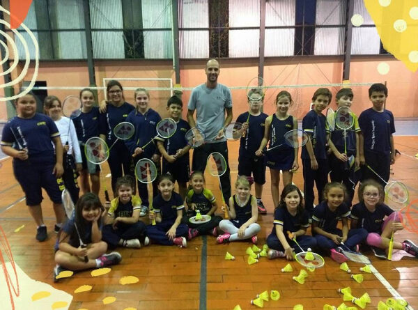 Associação Meio Oeste de Badminton (Amob) atende cerca de 100 partipantes com badminton