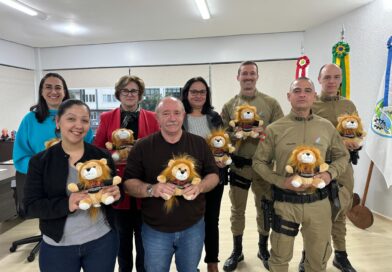 Entrega de mascotes do PROERD fortalece educação preventiva em escolas