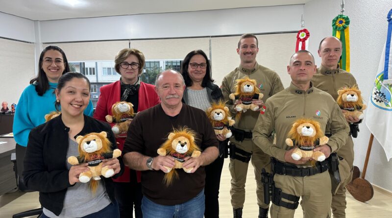 Entrega de mascotes do PROERD fortalece educação preventiva em escolas